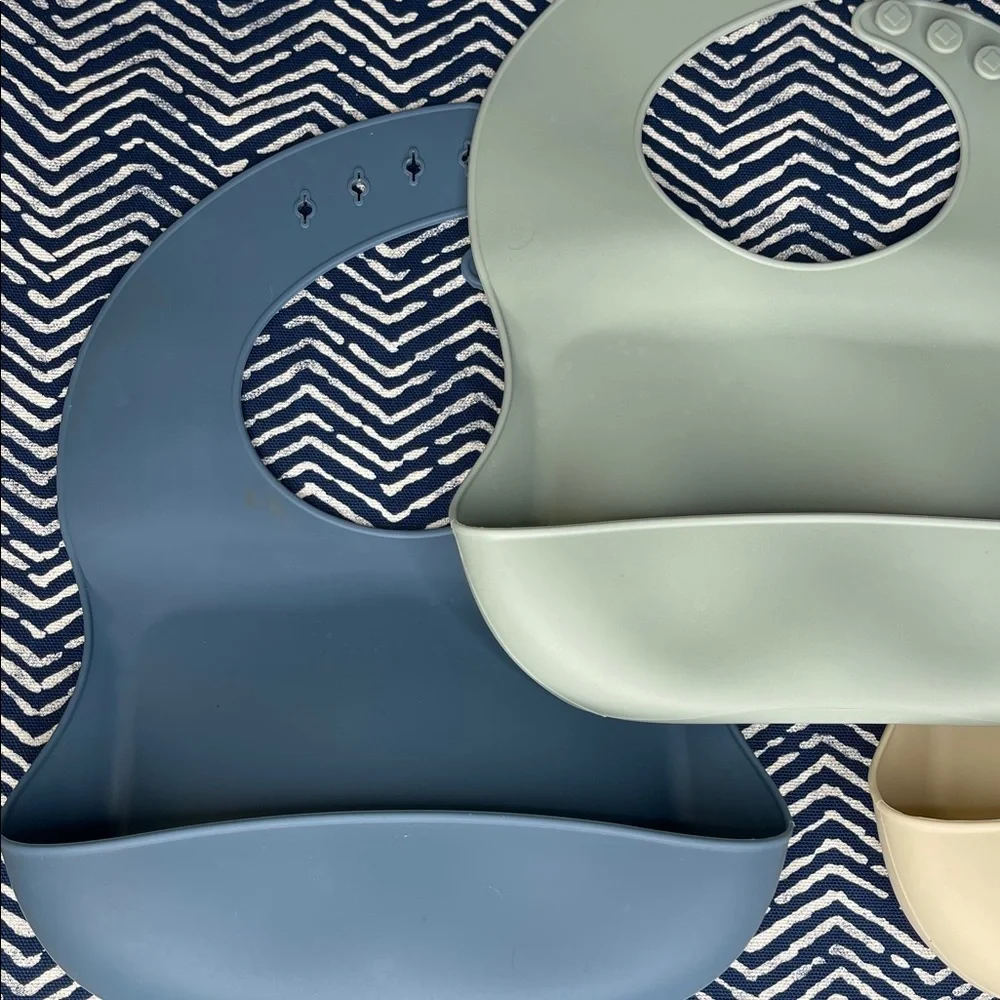Source Unknown Silicone Bib Trio - Blue, Green, Cream